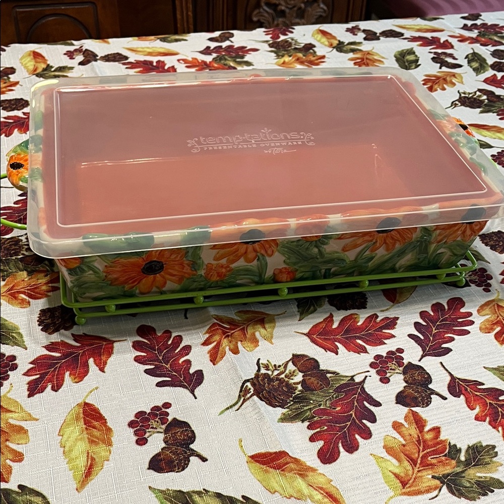 Temp-tations Figural Floral 13x9 Baker with Lid and Wire Rack